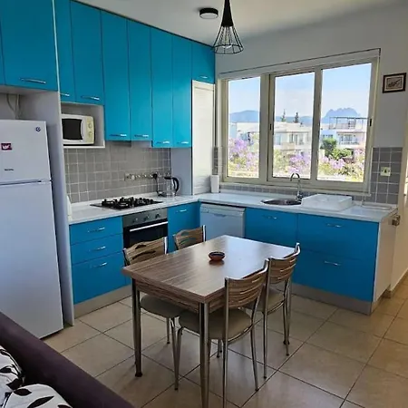 Flat And Rooftop, Turtle Bay Village * 凯里尼亚