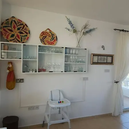Flat And Rooftop, Turtle Bay Village 公寓 凯里尼亚